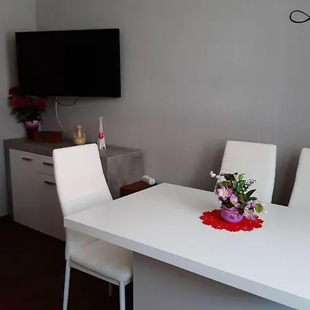 Apartment Am Schlosspark By Interhome