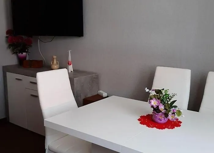 Apartment Am Schlosspark By Interhome